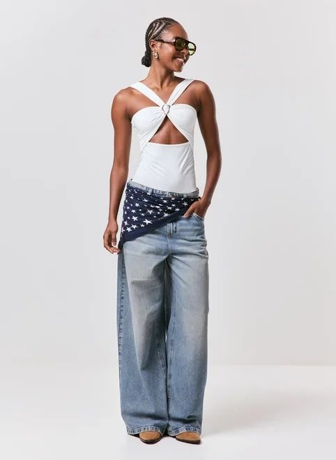 body off-white com recortes e aviamento body off-white com recortes e aviamento