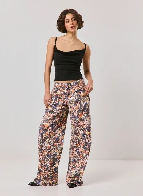 calça boy em sarja estampada grafite calça boy em sarja estampada grafite