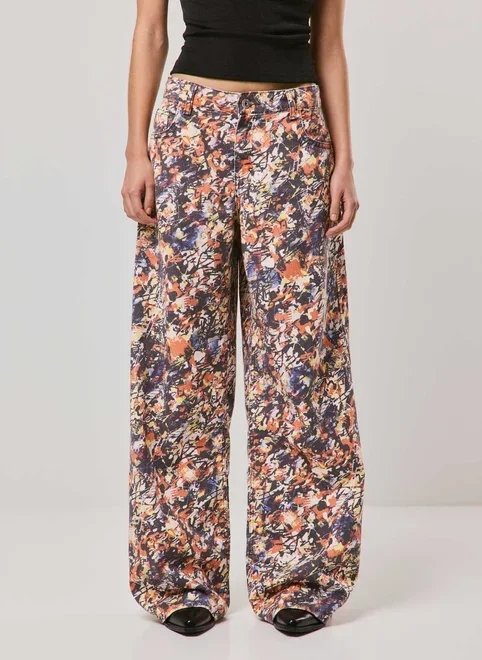 calça boy em sarja estampada grafite calça boy em sarja estampada grafite