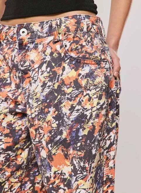 calça boy em sarja estampada grafite calça boy em sarja estampada grafite