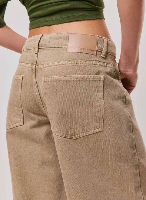 calça boy cintura baixa em sarja areia calça boy cintura baixa em sarja areia