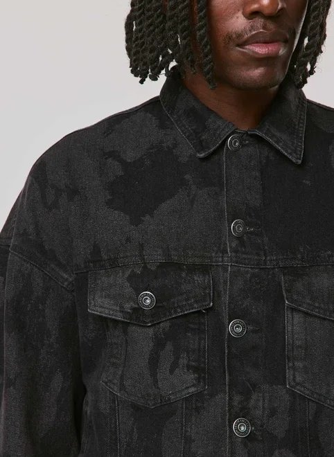 jaqueta box em jeans preto estampado jaqueta box em jeans preto estampado
