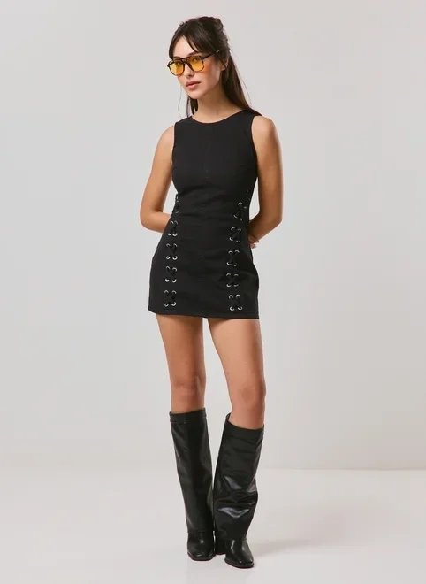 vestido com ilhós e amarrações laterais vestido com ilhós e amarrações laterais