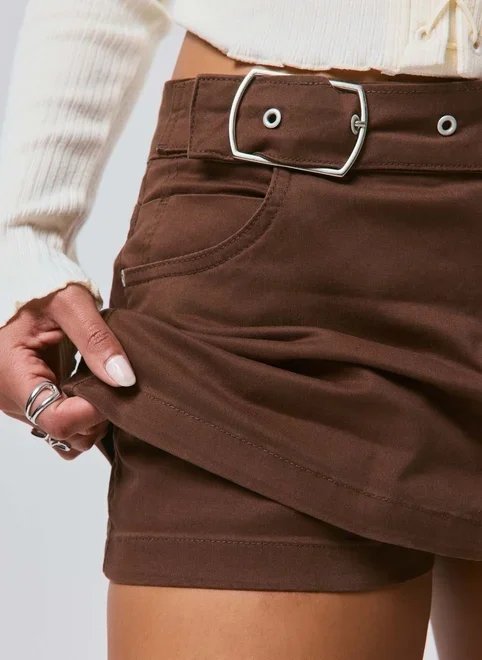 saia short em sarja com fivela saia short em sarja com fivela