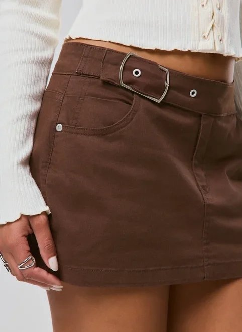 saia short em sarja com fivela saia short em sarja com fivela