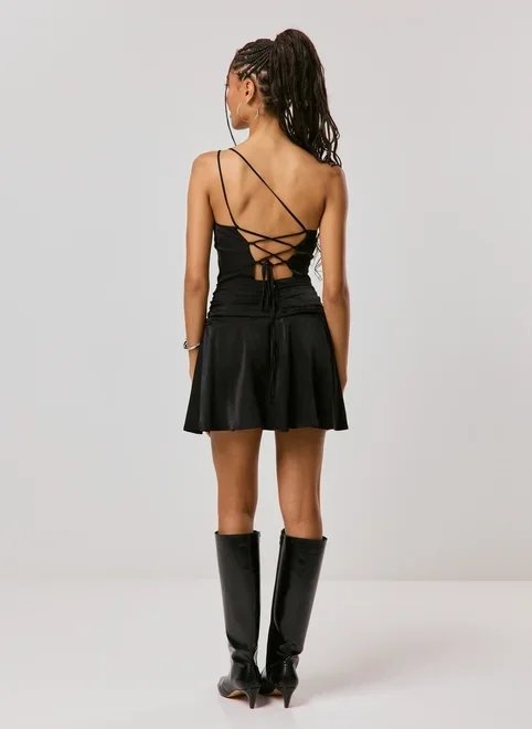 vestido drapeado preto ombro único vestido drapeado preto ombro único