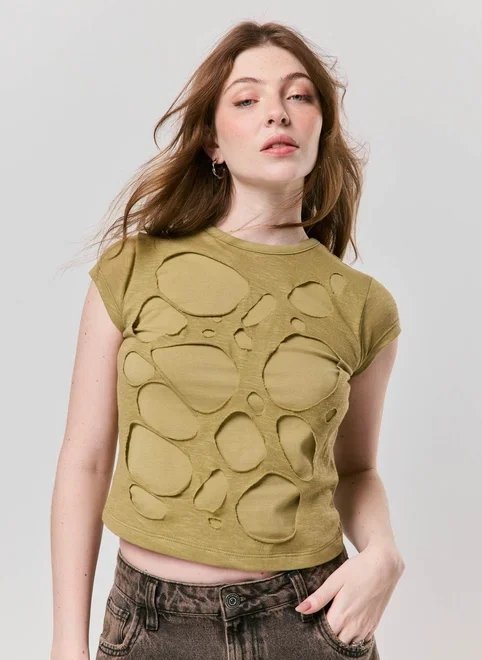 camiseta com recortes vazados em algodão camiseta com recortes vazados em algodão