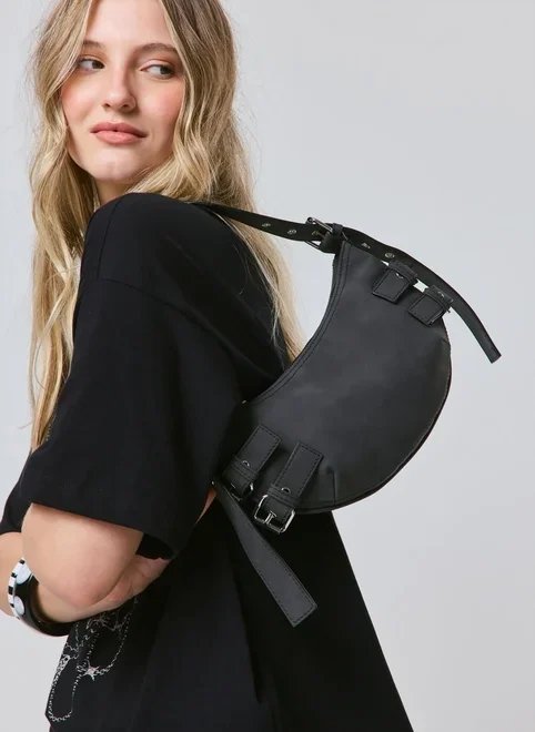 bolsa baguete com fivelas bolsa baguete com fivelas