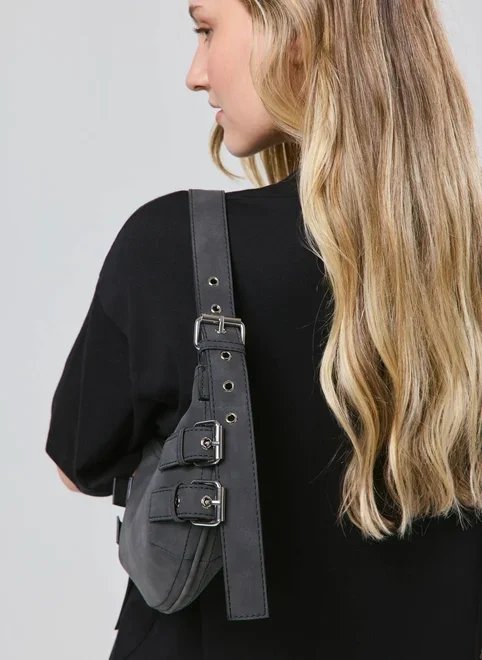bolsa baguete com fivelas bolsa baguete com fivelas