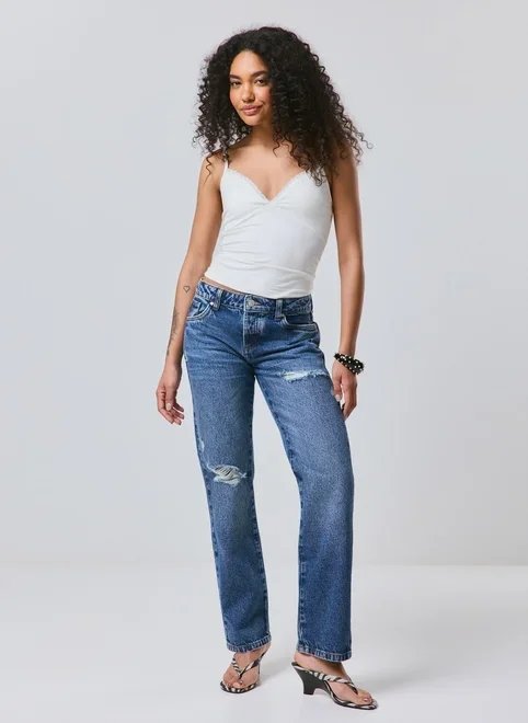 calça jeans reta com puídos calça jeans reta com puídos