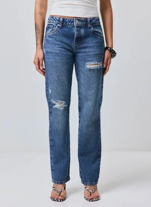 calça jeans reta com puídos calça jeans reta com puídos
