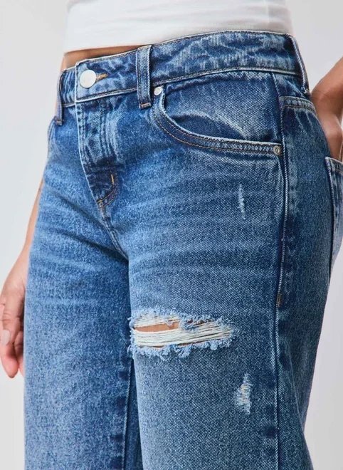 calça jeans reta com puídos calça jeans reta com puídos