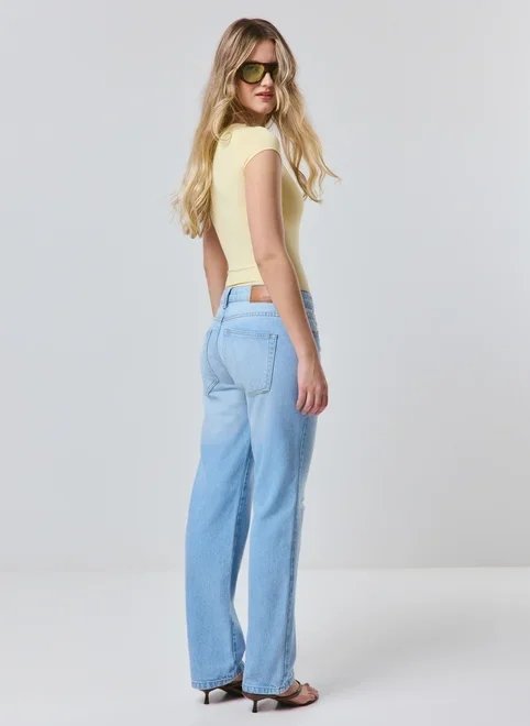 calça jeans reta com puídos calça jeans reta com puídos