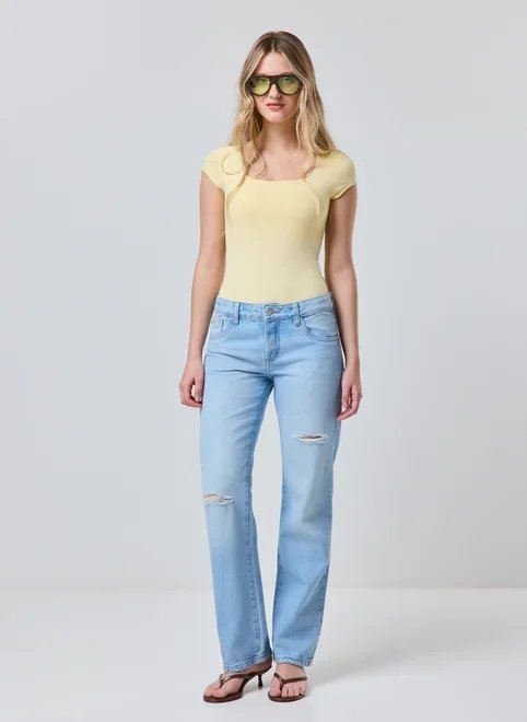 calça jeans reta com puídos calça jeans reta com puídos