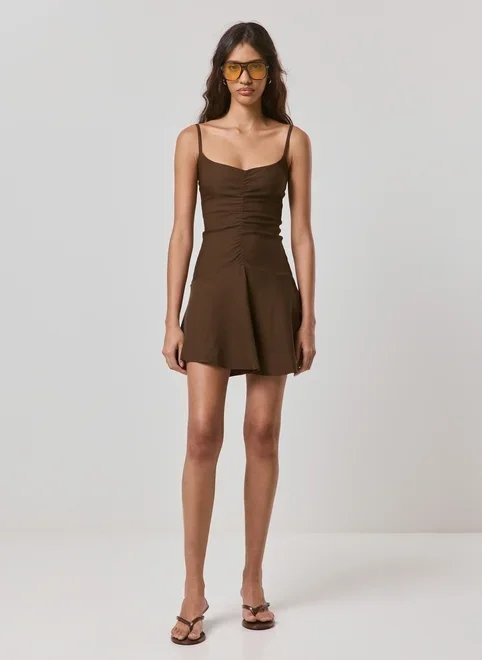 vestido curto com franzido frontal vestido curto com franzido frontal