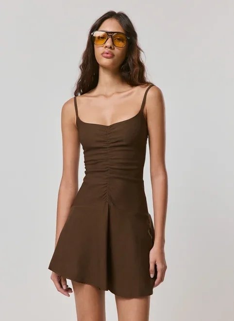 vestido curto com franzido frontal vestido curto com franzido frontal