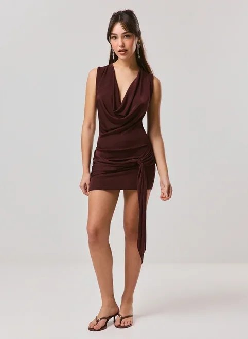 vestido drapeado com amarração lateral vestido drapeado com amarração lateral