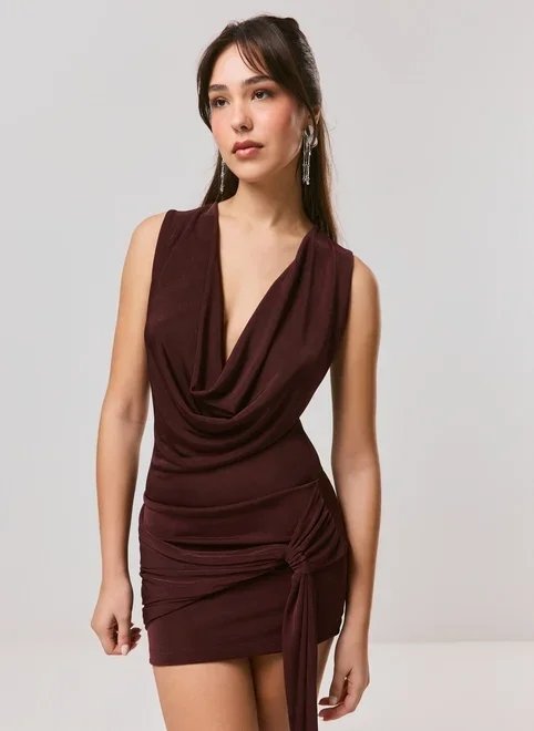vestido drapeado com amarração lateral vestido drapeado com amarração lateral