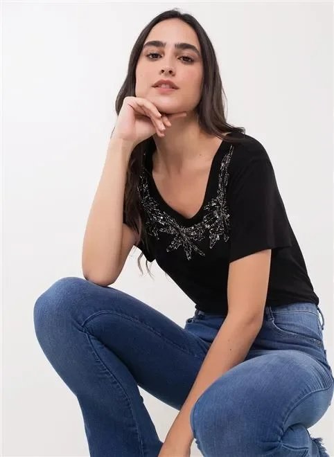 blusa decote v bem bordada blusa decote v bem bordada