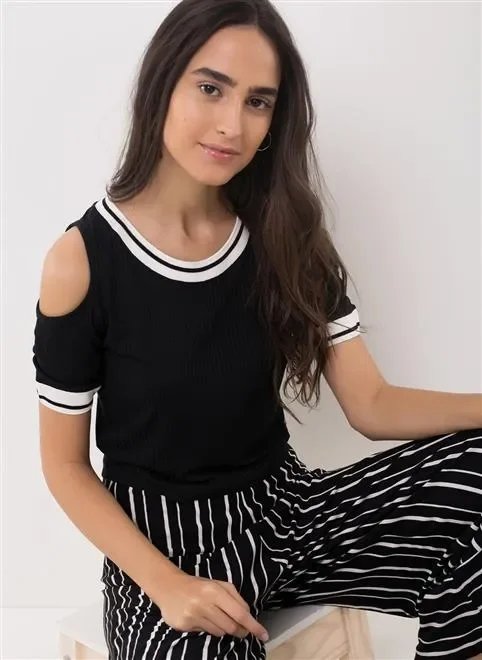 blusa retilínea com ombros de fora blusa retilínea com ombros de fora