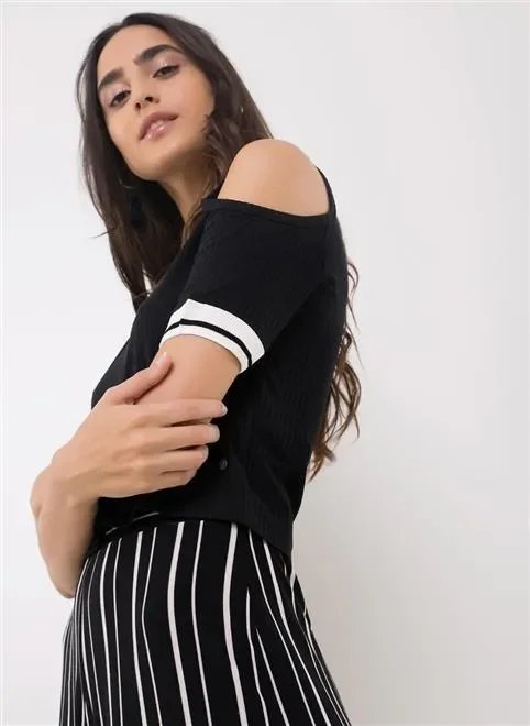 blusa retilínea com ombros de fora blusa retilínea com ombros de fora