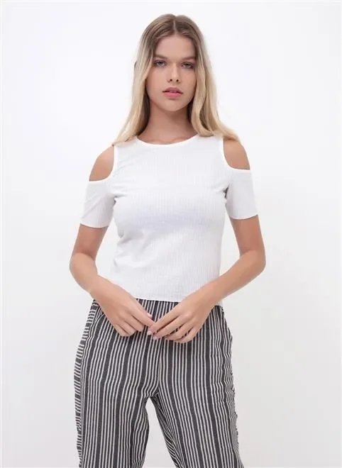 blusa básica com ombros de fora blusa básica com ombros de fora
