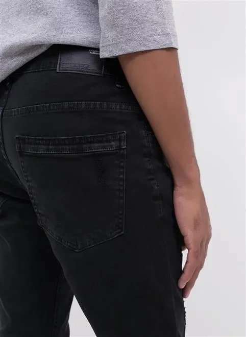 calça skinny em jeans com puídos calça skinny em jeans com puídos