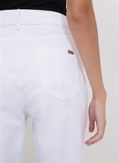 calça mom branca em sarja calça mom branca em sarja