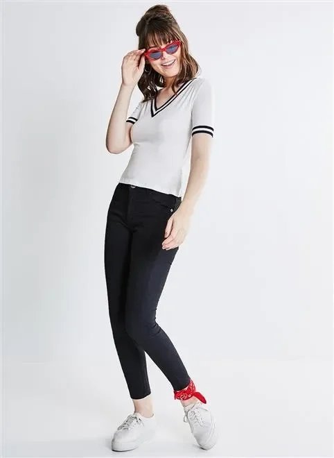 blusa em retilínea gola v blusa em retilínea gola v