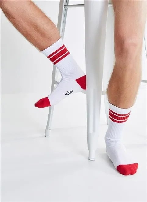 meia com listras vermelhas meia com listras vermelhas