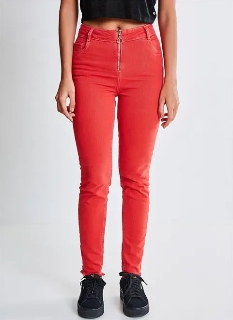 calça skinny em sarja vermelha calça skinny em sarja vermelha