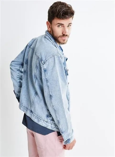 jaqueta jeans puídos com costura zig zag jaqueta jeans puídos com costura zig zag
