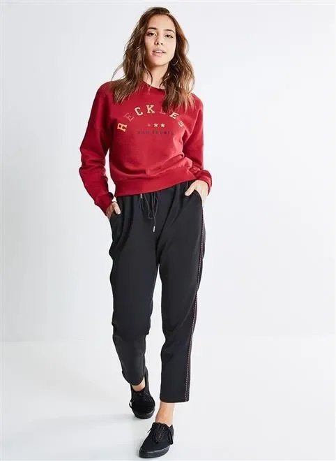 moletom vermelho com lettering reckless moletom vermelho com lettering reckless
