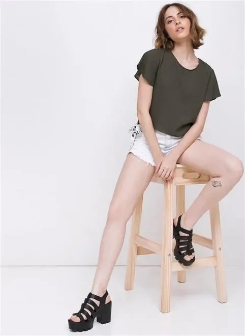 blusa com amarração na lateral blusa com amarração na lateral