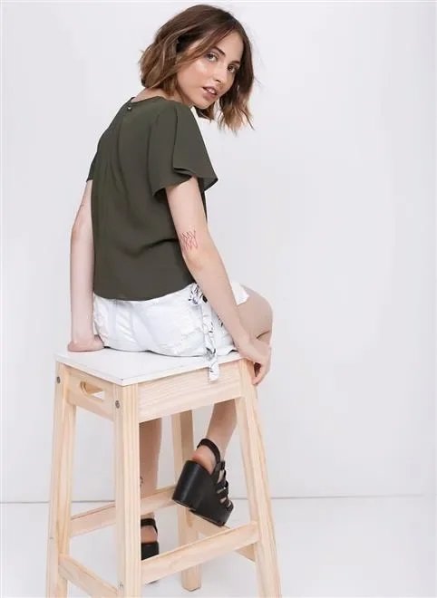 blusa com amarração na lateral blusa com amarração na lateral