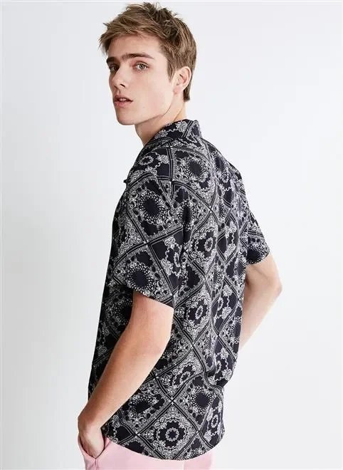 camisa manga curta estampa lenço camisa manga curta estampa lenço