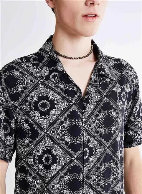 camisa manga curta estampa lenço camisa manga curta estampa lenço