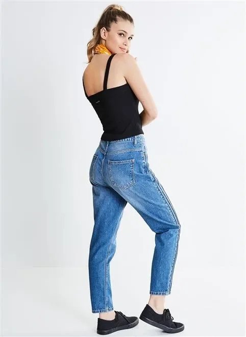 calça mom com nervuras na lateral calça mom com nervuras na lateral