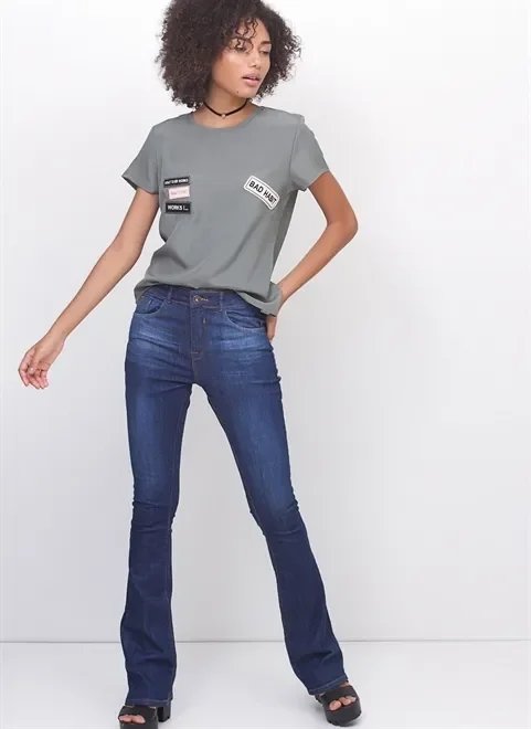calça boot cut cintura média em jeans calça boot cut cintura média em jeans