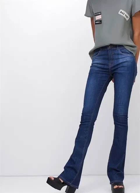 calça boot cut cintura média em jeans calça boot cut cintura média em jeans