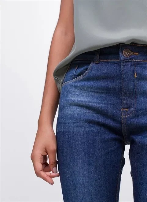 calça boot cut cintura média em jeans calça boot cut cintura média em jeans