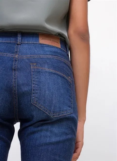 calça boot cut cintura média em jeans calça boot cut cintura média em jeans