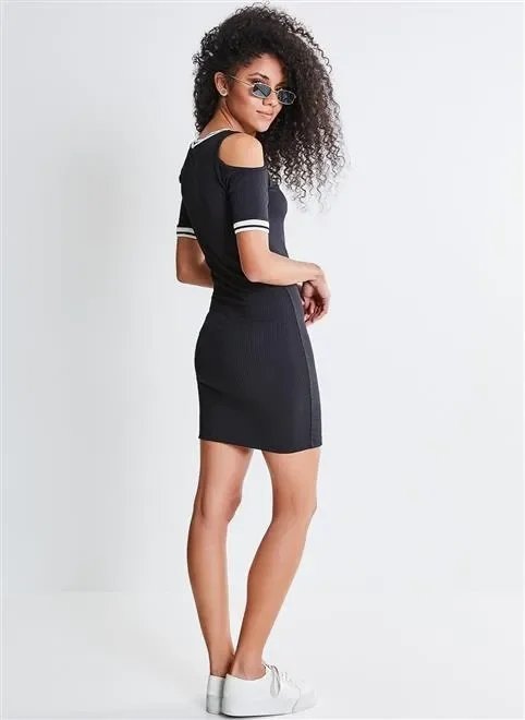 vestido em retilínea com ombros de fora vestido em retilínea com ombros de fora