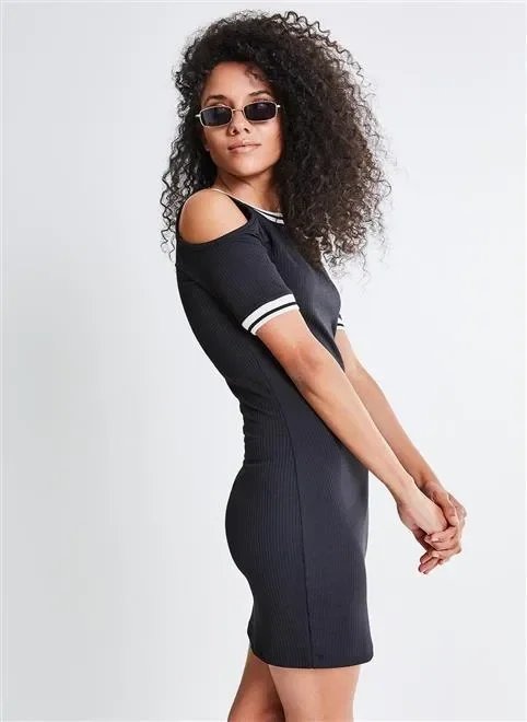 vestido em retilínea com ombros de fora vestido em retilínea com ombros de fora