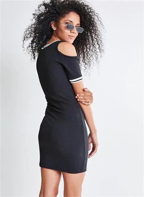 vestido em retilínea com ombros de fora vestido em retilínea com ombros de fora