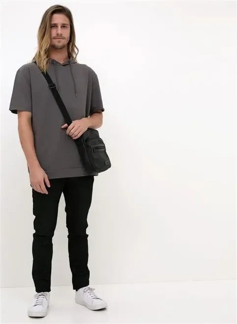 camiseta em moletom com capuz camiseta em moletom com capuz