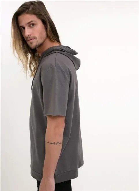 camiseta em moletom com capuz camiseta em moletom com capuz