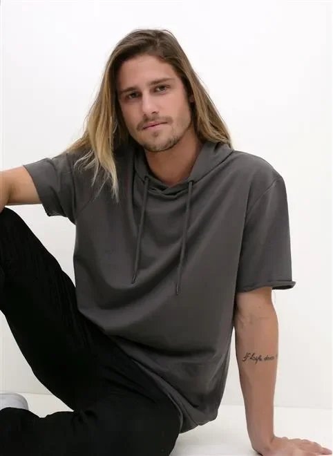 camiseta em moletom com capuz camiseta em moletom com capuz