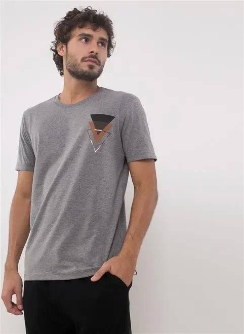 camiseta eco estampa triangulos foil camiseta eco estampa triangulos foil