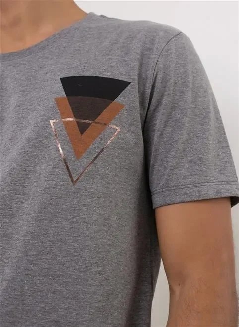 camiseta eco estampa triangulos foil camiseta eco estampa triangulos foil
